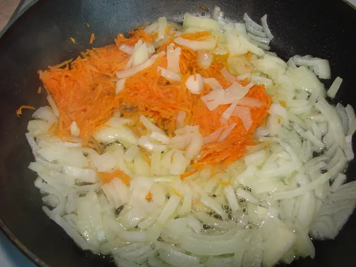 Щи из кислой капусты с потрошками.: шаг 4