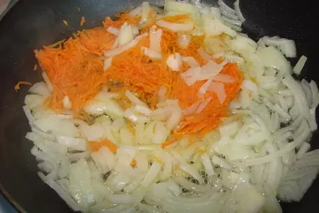 Щи из кислой капусты с потрошками.: шаг 4