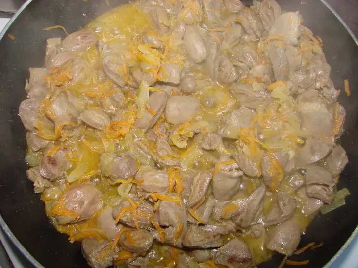 Щи из кислой капусты с потрошками.: шаг 5