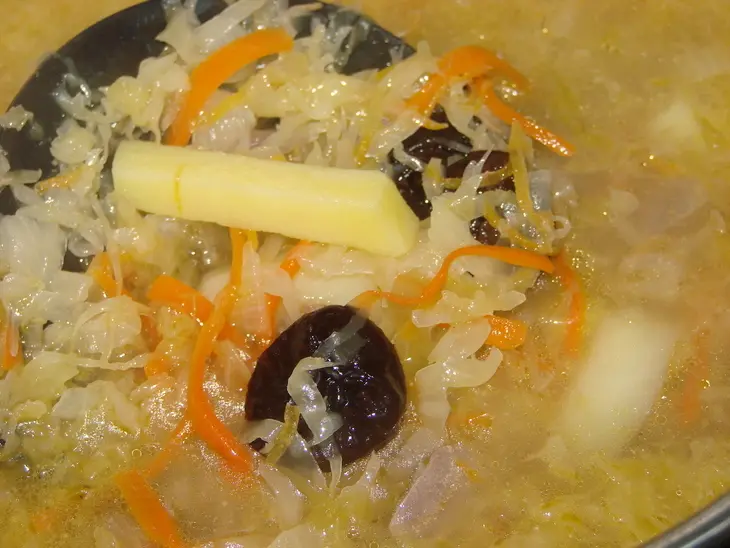 Щи из кислой капусты с потрошками.: шаг 6