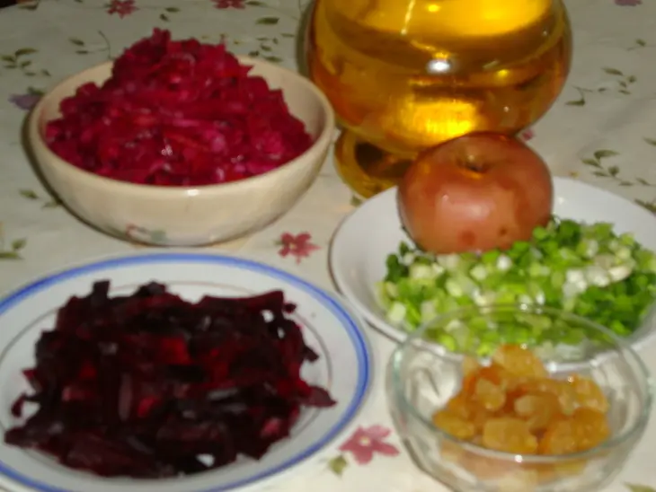 Салат из квашеной краснокочанной капусты  с моченым яблоком и изюмом: шаг 1