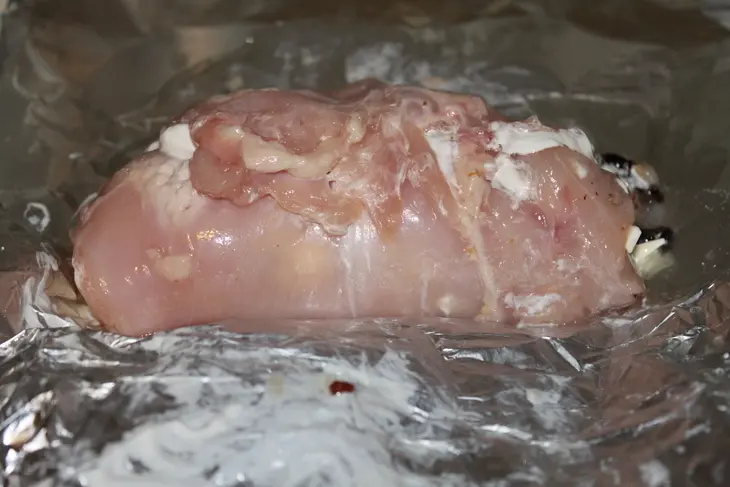 Куриный рулет с мёдом,черносливом и лесными орешками: шаг 3