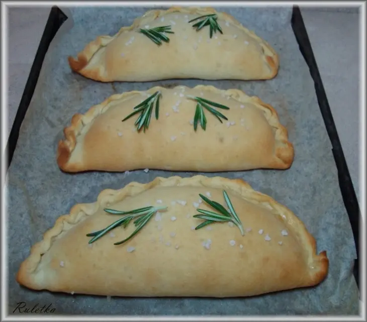 Миникальцоне "трио" (pizza calzone, закрытая пицца).: шаг 23