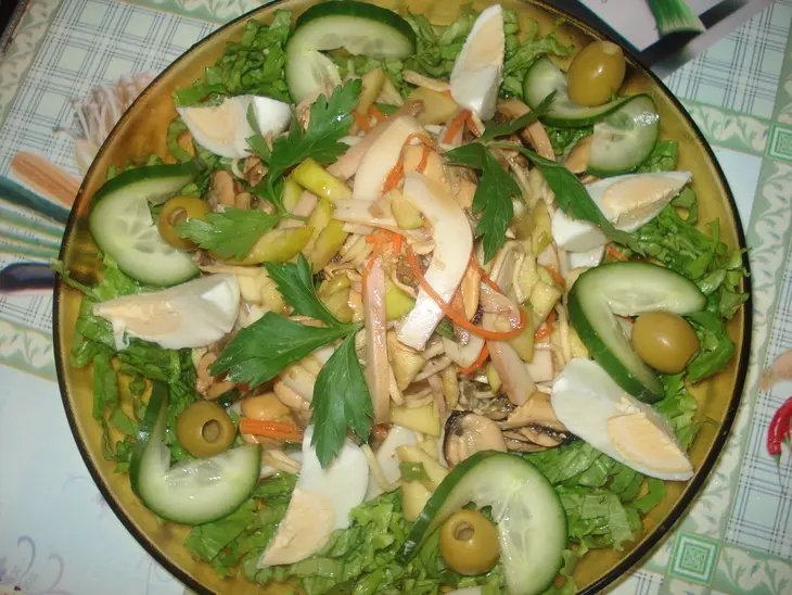 Салат из копченых морепродуктов: шаг 1