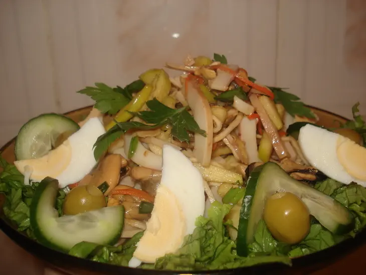 Салат из копченых морепродуктов: шаг 3