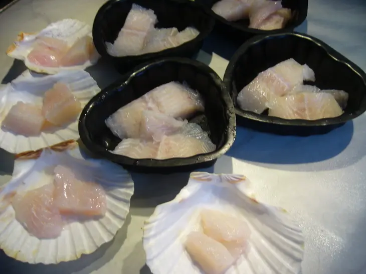 Рыба с морским коктейлем, запеченная под соусом бешамель: шаг 1