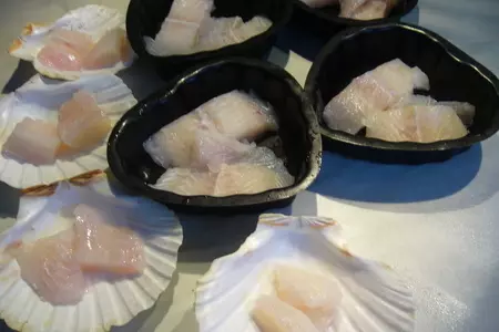 Рыба с морским коктейлем, запеченная под соусом бешамель: шаг 1