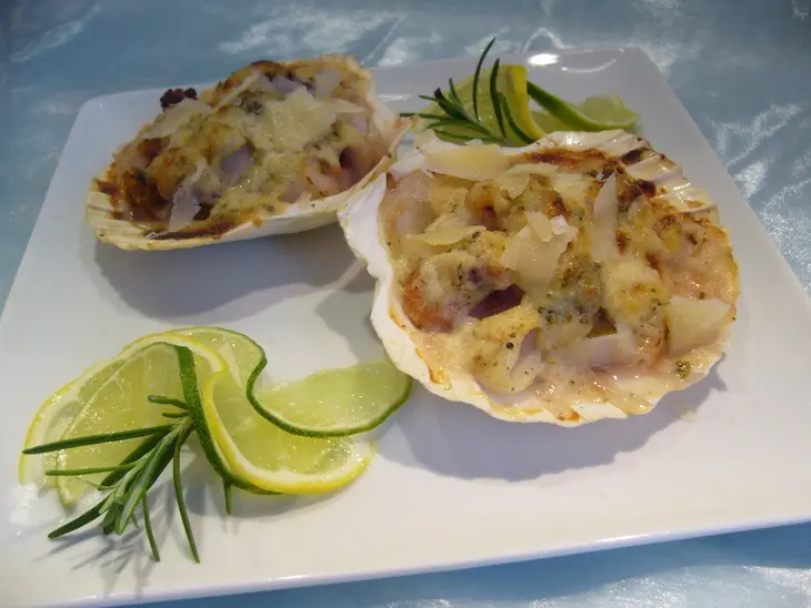 Рыба с морским коктейлем, запеченная под соусом бешамель: шаг 4