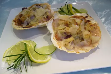 Рыба с морским коктейлем, запеченная под соусом бешамель: шаг 4