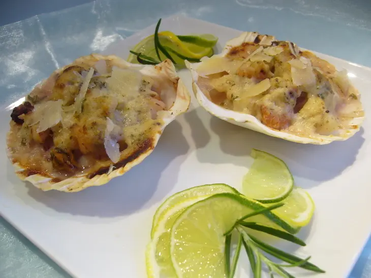Рыба с морским коктейлем, запеченная под соусом бешамель: шаг 5