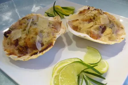 Рыба с морским коктейлем, запеченная под соусом бешамель: шаг 5