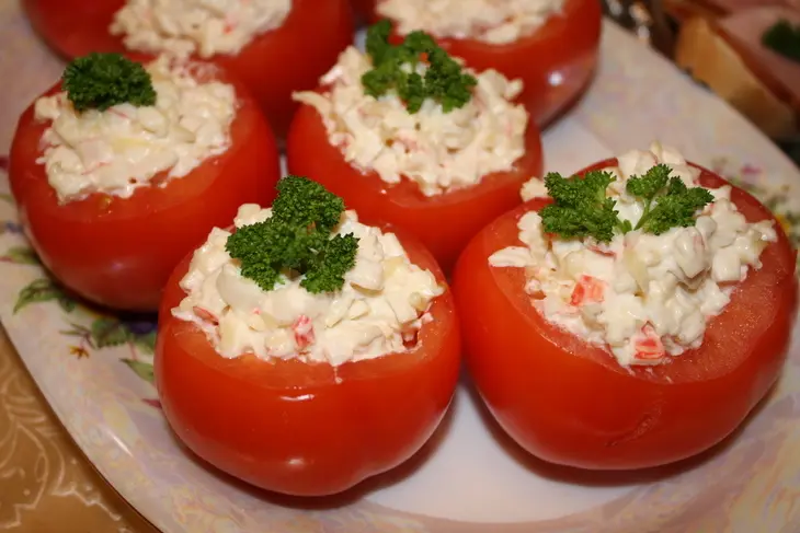 Помидоры фаршированы крабовыми палочками: шаг 1