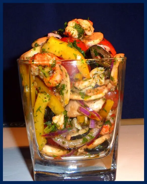 Салат-коктейль с раковыми шейками и шампиньонами: шаг 3