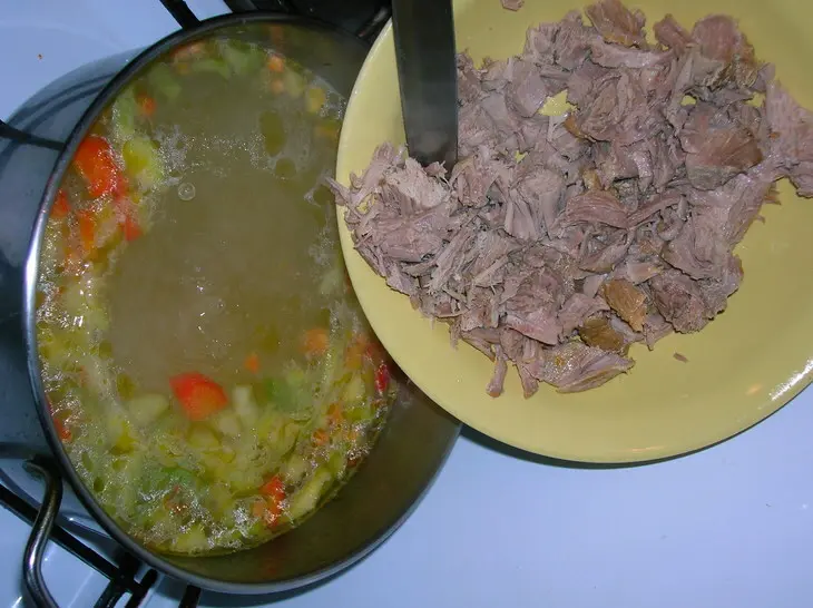 Суп из индейки с маслинами и сырными гренками: шаг 1