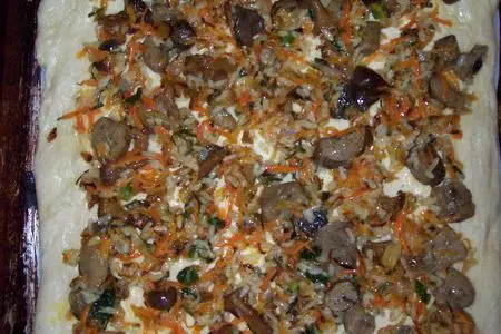 Пирог с рыбой двух видов,рисом и грибами: шаг 4