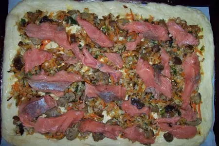 Пирог с рыбой двух видов,рисом и грибами: шаг 5
