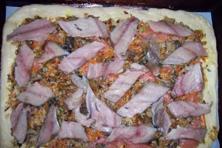 Пирог с рыбой двух видов,рисом и грибами: шаг 6