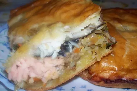 Пирог с рыбой двух видов,рисом и грибами: шаг 9