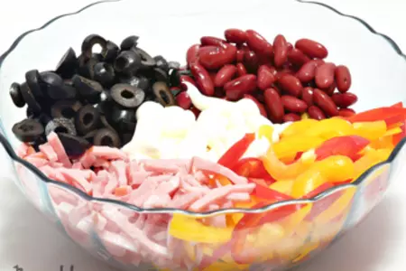 Салат с фасолью, оливками и ветчиной: шаг 5