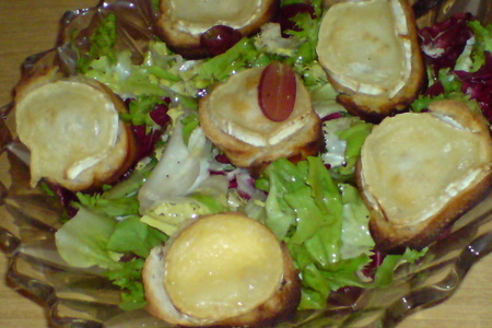Запечённый козий сыр на багете с салатом и виноградом: шаг 9