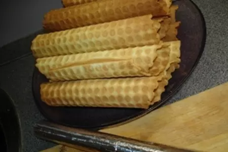 Трубочки вафельные  с пралиновым кремом: шаг 2