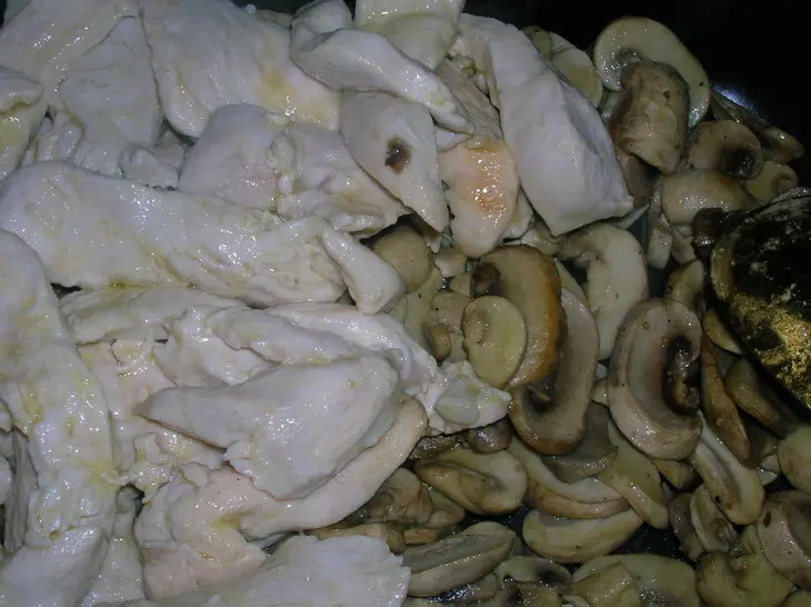 Куриная грудка в винно-миндально-грибном соусе: шаг 5
