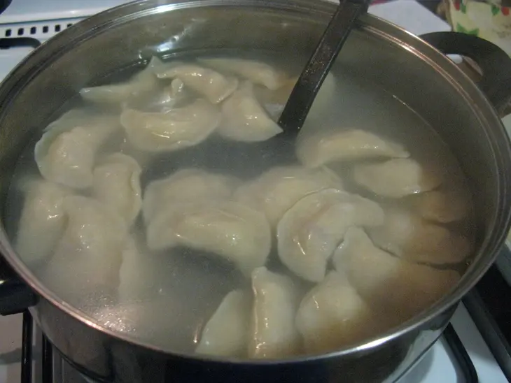 Постное заварное тесто на вареники и пельмени + вареники с картофелем и мясом: шаг 8
