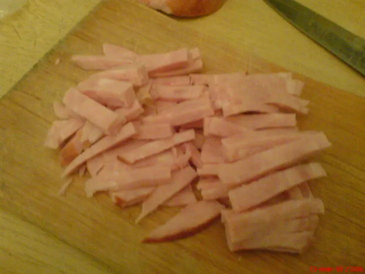 Салат с фасолью, ветчиной и оливками: шаг 2