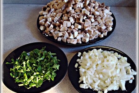Лосось с грибами в слоёном тесте и укропным соусом с лёгким салатом.: шаг 3