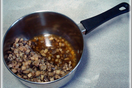 Лосось с грибами в слоёном тесте и укропным соусом с лёгким салатом.: шаг 6