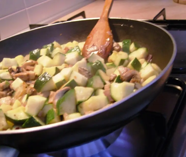 Цукини и шампиньоны запеченые с сыром моцарелла: шаг 2
