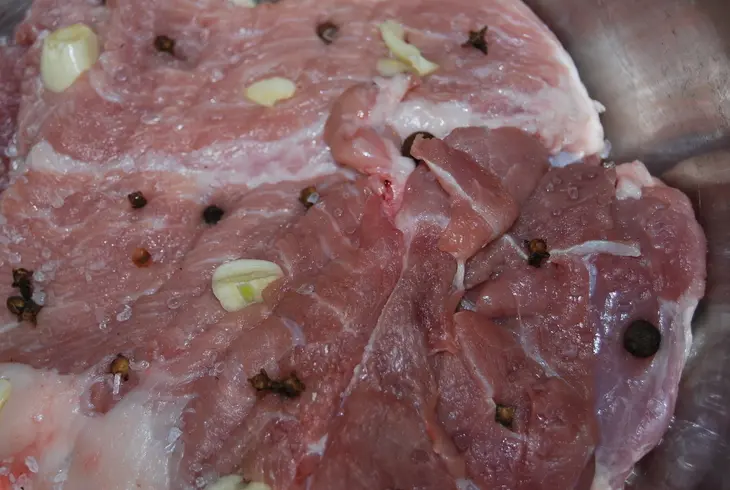 Ароматнейшее мясо в рукаве с гвоздикой и душистым перцем: шаг 1