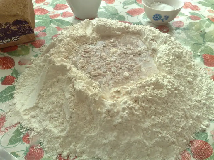 Крендель с беконом и яйцом: шаг 1