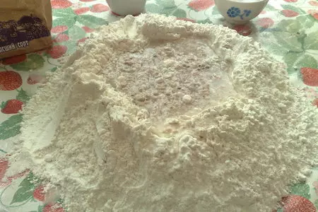 Крендель с беконом и яйцом: шаг 1