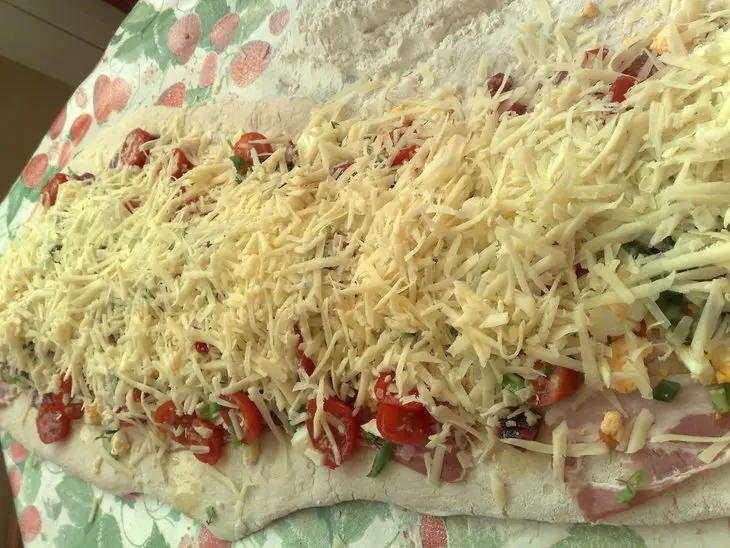 Крендель с беконом и яйцом: шаг 6