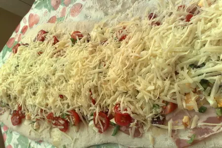 Крендель с беконом и яйцом: шаг 6