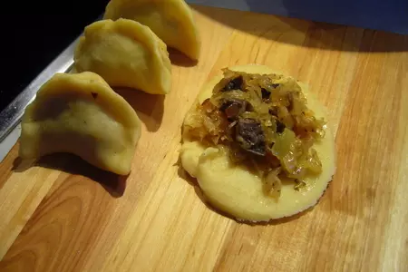 Вареники из заварного теста с квашеной капустой и печенью: шаг 6