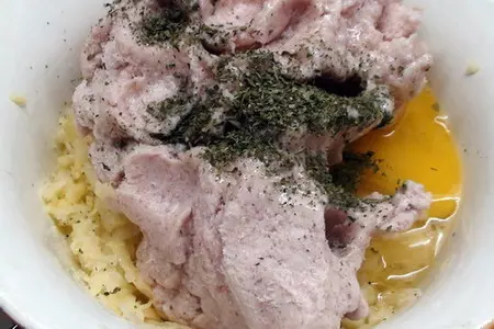 Куриные котлеты с картофелем и морковью.: шаг 1