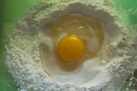 Ореховый рулет с глазурью: шаг 2
