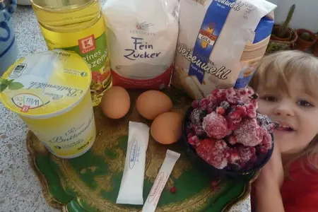 Оладушки с лесными ягодами: шаг 1