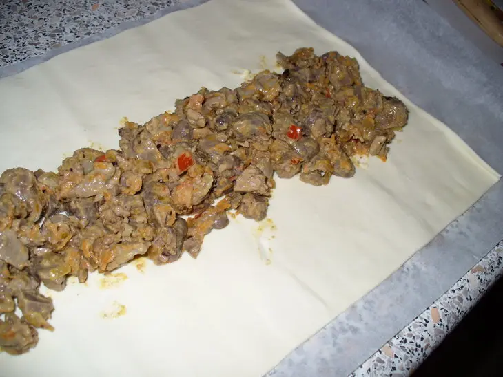 Пирог  " помятый " (с куринными потрошками и рисом ): шаг 3