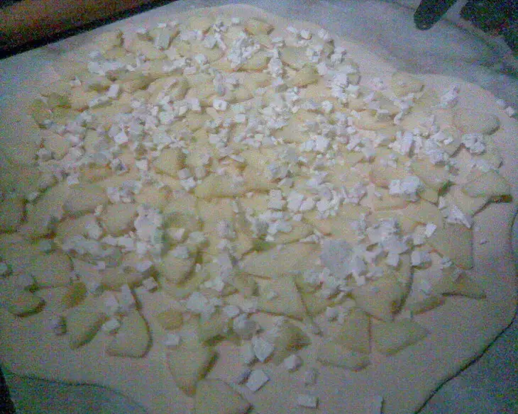 Дрожжевой пирог с болгарской брынзой и яблоками: шаг 1