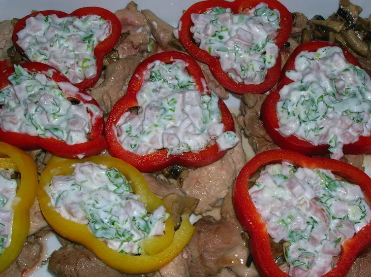 Филе индейки запеченное с ветчиной и грибами в йогуртовой заправке и перцовом кольце))): шаг 5