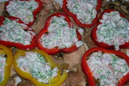 Филе индейки запеченное с ветчиной и грибами в йогуртовой заправке и перцовом кольце))): шаг 5