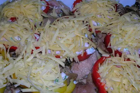 Филе индейки запеченное с ветчиной и грибами в йогуртовой заправке и перцовом кольце))): шаг 6