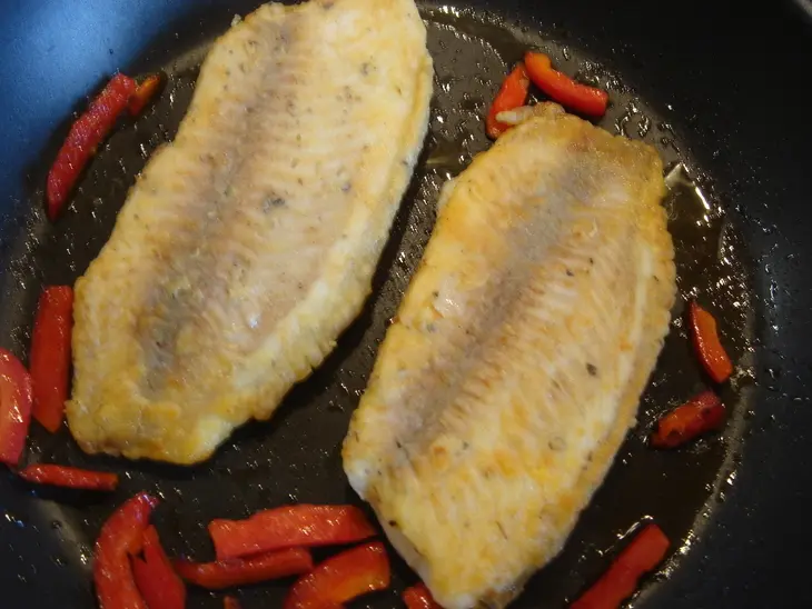 Филе рыбы под вкусным соусом "пепер майоро" с овощным гарниром.: шаг 2