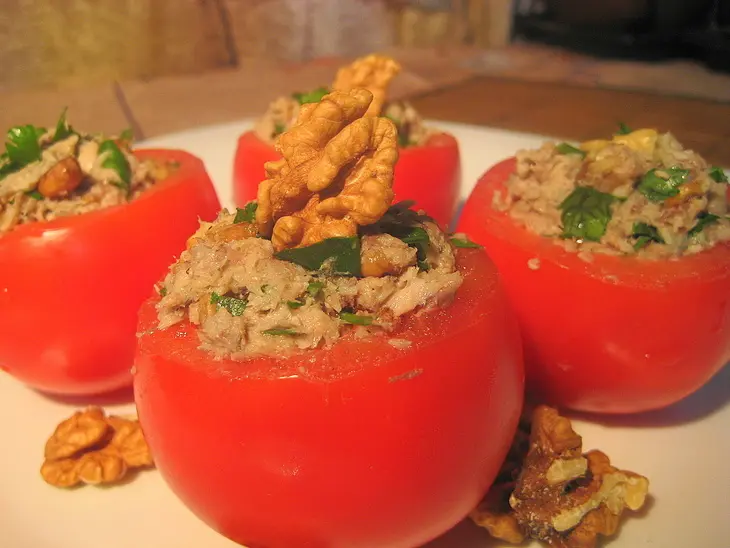 Томаты фаршированные скумбрией и орехами.: шаг 1