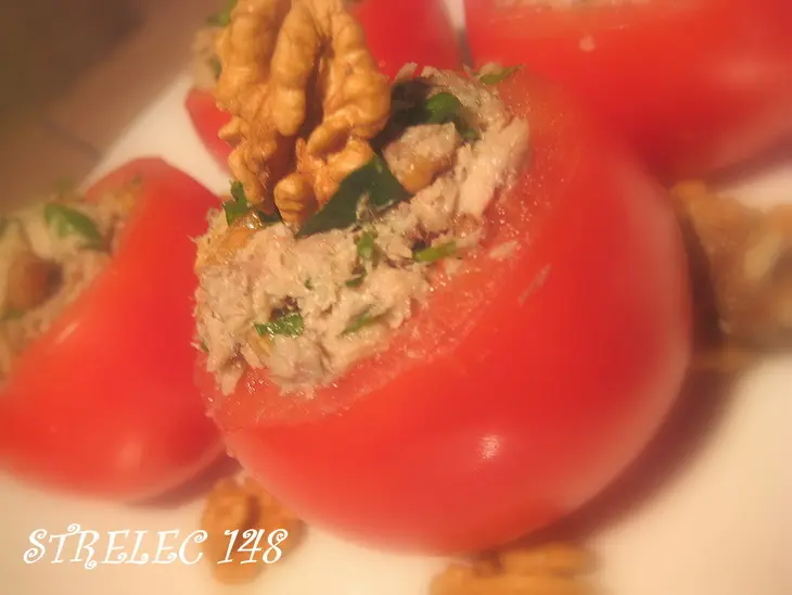 Томаты фаршированные скумбрией и орехами.: шаг 2