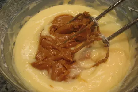 Торт шоколадный с вареной сгущенкой: шаг 5