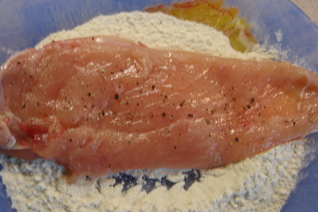 Куриное филе в сырно-сливочном соусе с гарниром из кабачков.: шаг 1